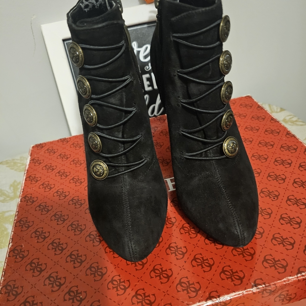 Guess Owens Suede Military Button 4-inch Heel Ankle Booties Sz. 6.5 - Picture 8 of 14